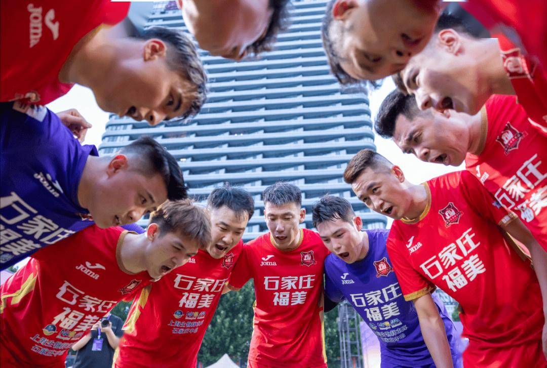 足球比赛掀起热潮,球员表现备受瞩目 足球比赛掀起热潮,球员表现备受瞩目