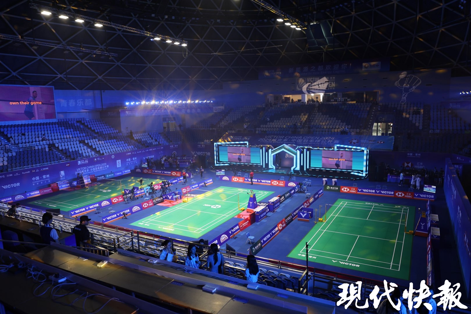 关于场面火爆！羽毛球观众席沸腾不已的信息