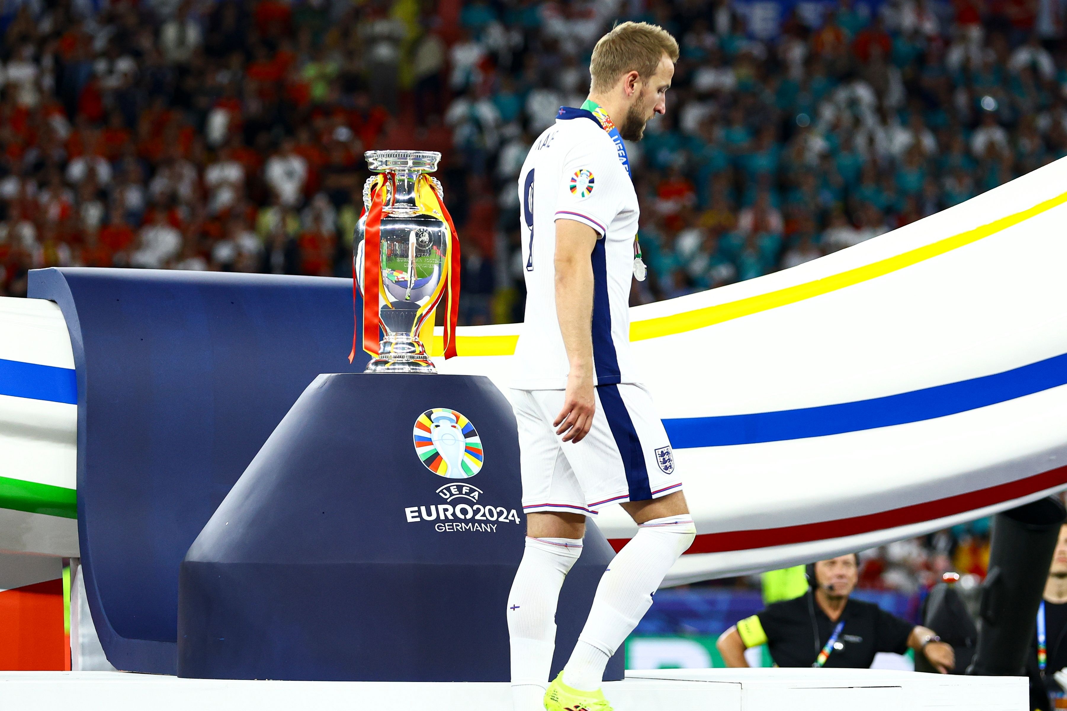 包含里昂轻取勒沃库森，凯恩关键制胜的词条