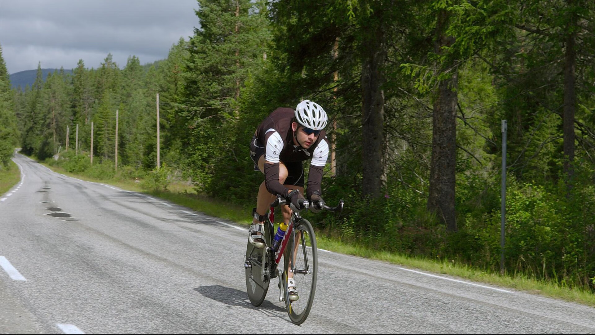 当所有人都在跑动,他却用停顿统治全场